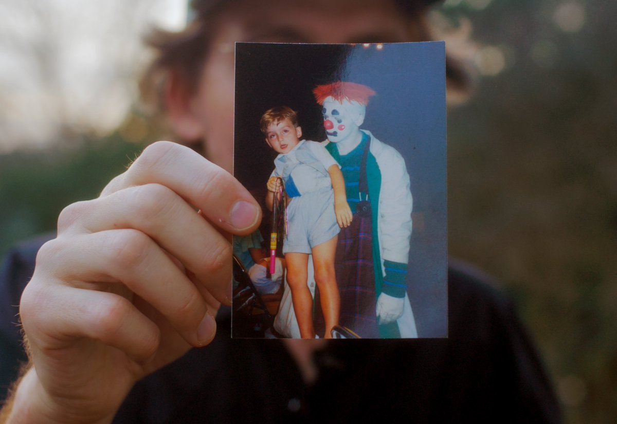 WalleyFilms's tweet image. Artist Bucky Miller reveals his origin story in a new film for our weekly 3x3: Artist Q&amp;amp;A series with @glasstire! 🤡 glasstire.com/2021/07/21/gla…