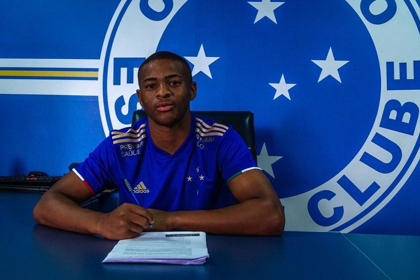 Pedrao53's tweet photo. Muito em feliz em assinar meu primeiro contrato profissional com o @Cruzeiro 
Gostaria de agradecer primeiramente a Deus, à minha família, aos meus empresários por sempre estarem ao meu lado e a esse clube por acreditar em meu trabalho. 🔵⚪️🚀 https://t.co/Cza9CGxBDp