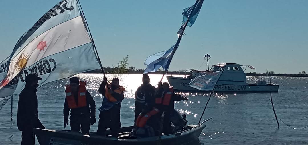 ATESenasa's tweet photo. *LA SOBERANIA SE DEFIENDE.* Ejes de trabajo militante: Defensa de la Tierra y el Agua; Defensa fluvial y marítima; Defensa territorial y autodefensas comunitarias. Construyendo las próximas insurgencias.*  #LucharHastaVencer https://t.co/nPHPsFTlMj