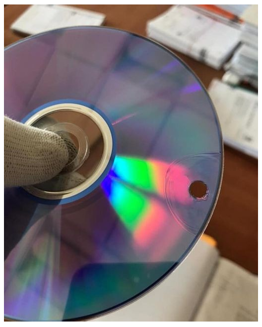 shinkareff's tweet photo. Секретарь московского суда дыроколом «подшила» к делу компакт–диск с доказательствами. По словам юристов, это не разовый случай, а обычная практика. https://t.co/vD6LtldZtl