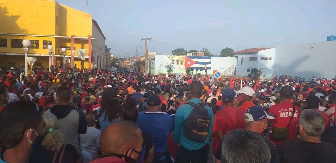 Castellon815's tweet photo. #HoyMismo en #Trinidad, #SanctiSpíritus: Plaza sitiada por los que aman y fundan. #ACubaPonleCorazon #MiMoncadaHoy #RevolucionCubana #PatriaOMuerte https://t.co/7qFju8Rc9V