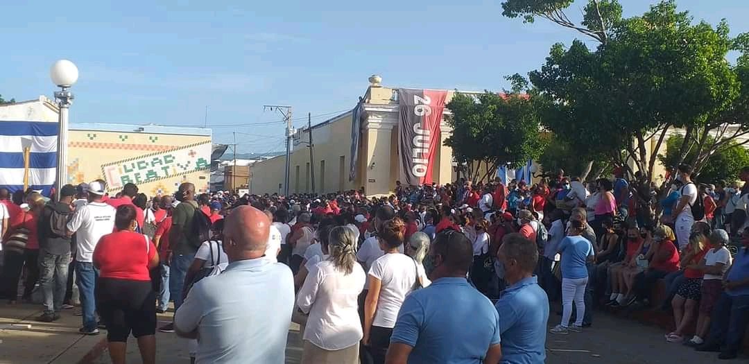 #HoyMismo en #Trinidad, #SanctiSpíritus: Plaza sitiada por los que aman y fundan. #ACubaPonleCorazon #MiMoncadaHoy #RevolucionCubana #PatriaOMuerte