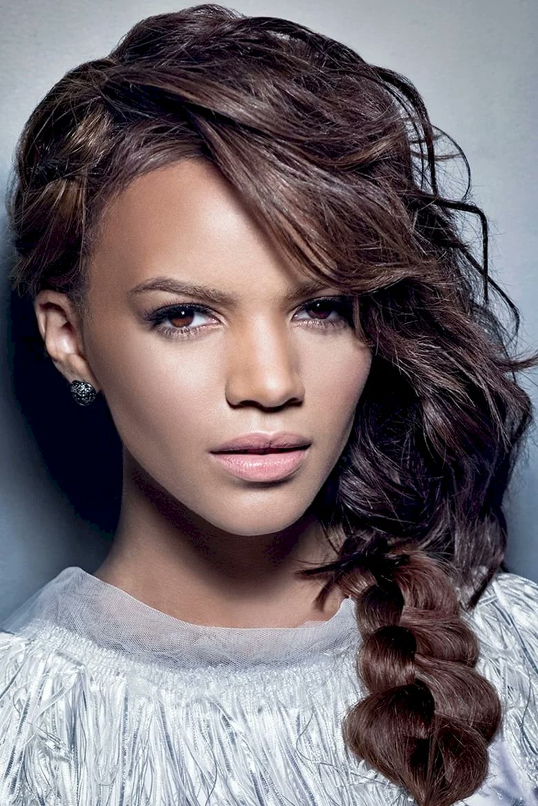 Alex_serie's tweet photo. Leslie Grace sera #Batgirl dans son film solo sur HBO Max. https://t.co/myevzf1DbR
