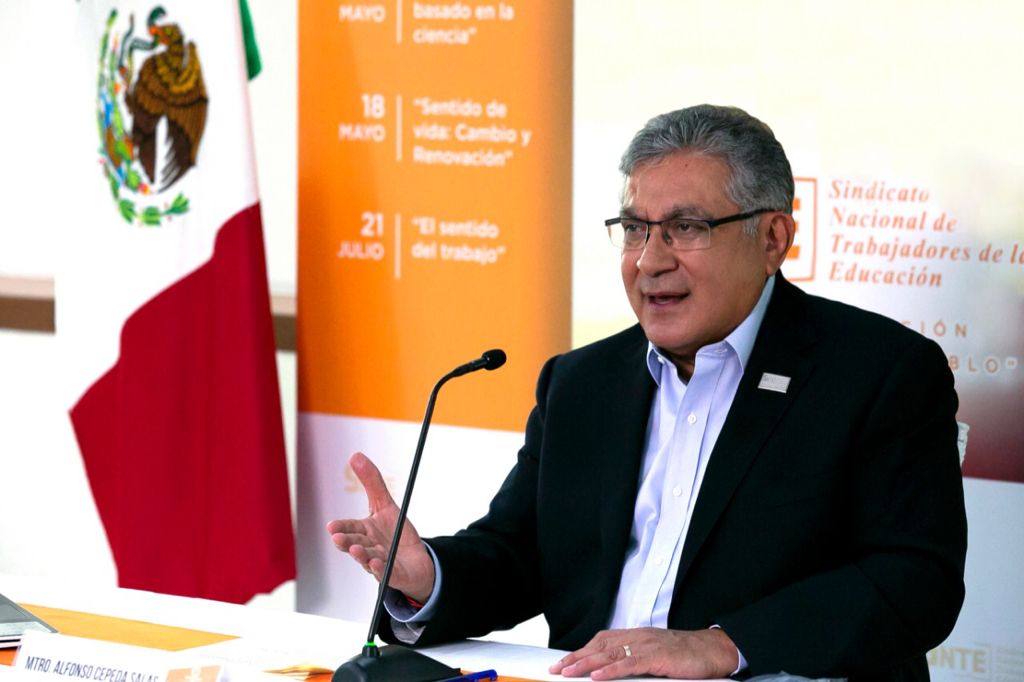 #UnoSomosTodos 🙋‍♀️🙋‍♂️

🔴 Llama #SNTE 🍎📚 a comunidad escolar a no bajar guardia ante #COVID19 🔴 En #DíaDelPAAE destaca contribución para que proceso educativo sea en ambiente seguro y eficiente, e importancia que tendrán al reabrirse escuelas

NOTA 👉 bit.ly/3rqrTU6  👈