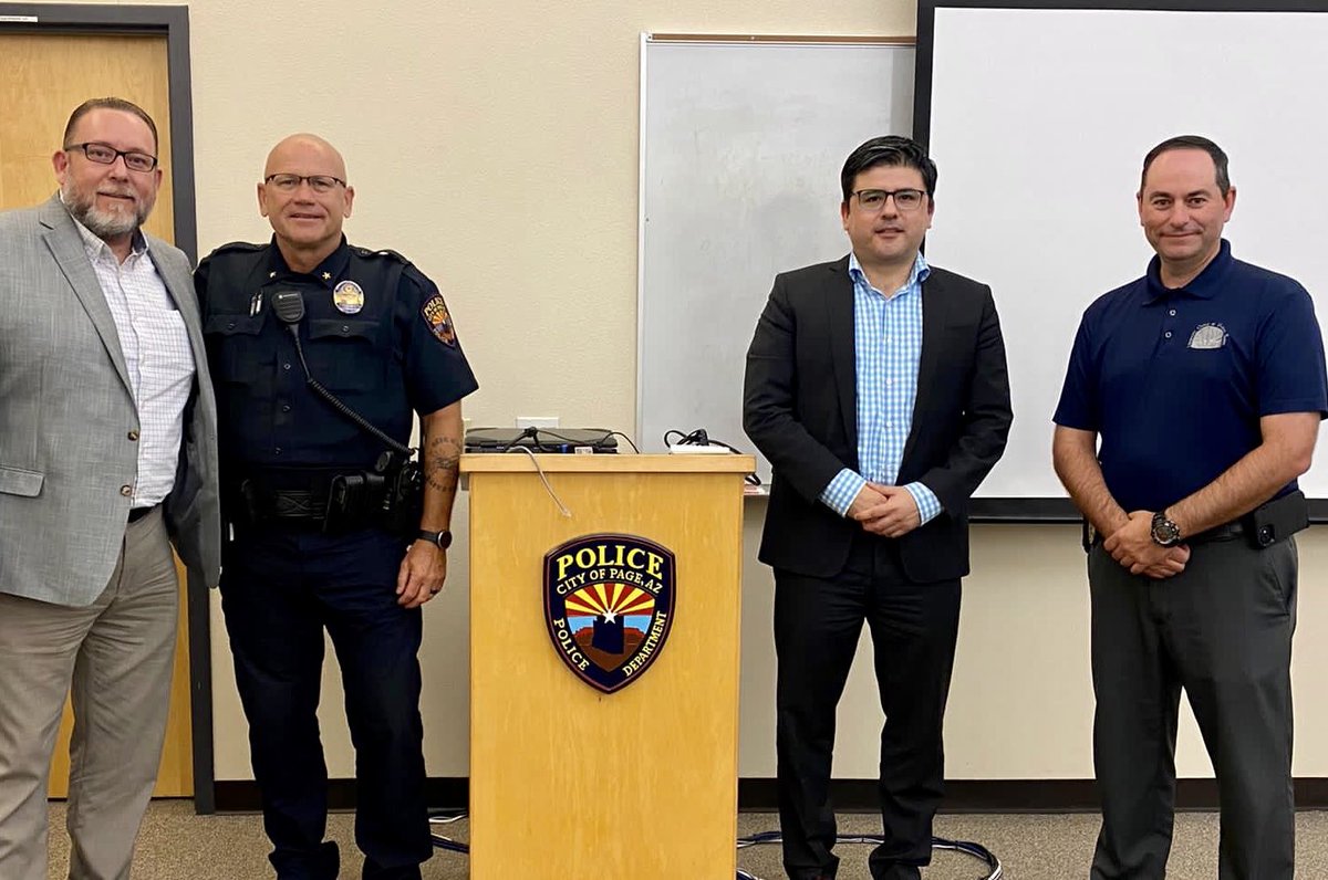 jorgem_yescas's tweet photo. 🏜️ While on my visit to #Page, Arizona, I also spoke with the city's chief of police, Tim Lange, and Captain Larry Jones.
☑️We agreed on the relevance of the new #ConsularID law, and establishing liaison officers between his agency and the consulate. https://t.co/5CmIYny2Hv