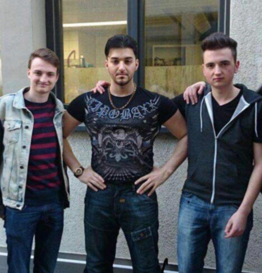 Isaak0122's tweet photo. Mit den Bres @MarcelScorpion und @ViscaBarcaCoD unterwegs in der Stadt🤝🥱 Meinung zur Neuen Kette? #swag #Hamburg #fresh #EverydaySaturday https://t.co/PgZACG3GPD