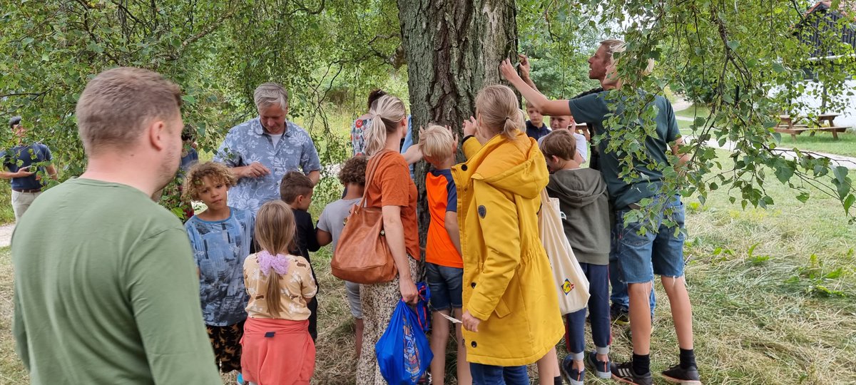 På de fuldt bookede #rewilding-ture på Molslab er det så hjertevarmende og rørende at opleve hundredvis af børn, der alle som én har set #123dyr og kender #99arter. Man bliver virkelig opløftet på vegne af #dknatur og #biodiversitet. ❤️ (men lidt for mange holder med dameholdet).