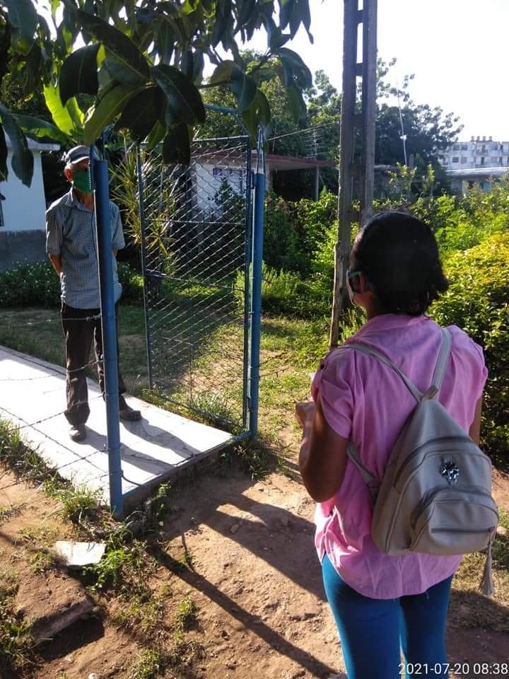 MaydelinChavez's tweet photo. Los trabajadores de la Escuela Primaria Guillermo González de Monjará , recorren las calles de su comunidad para pesquisar la población ante el incremento de casos. Hermosa labor de nuestros educadores, dando su aporte a la lucha contra la COVID-19 #EducaciónGuisa https://t.co/GHQGAUqbq6