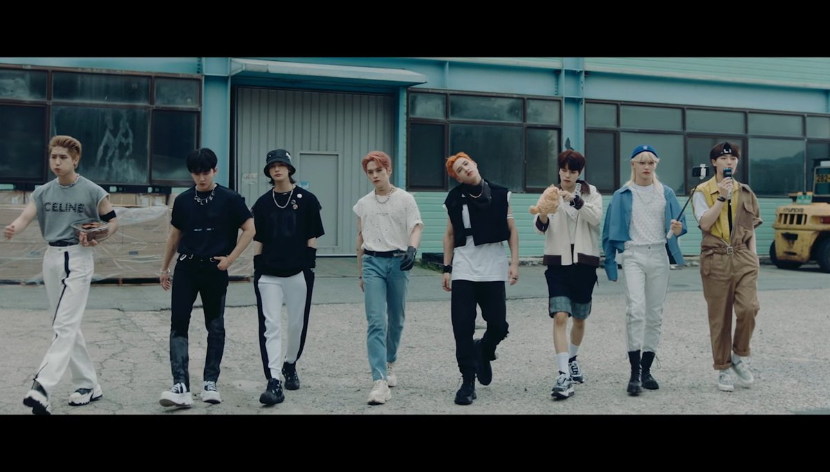 Текст thunderous stray. Группа Stray Kids 2022. Группа Stray Kids 2021. Группа Stray Kids камбэк. Stray Kids Maniac.