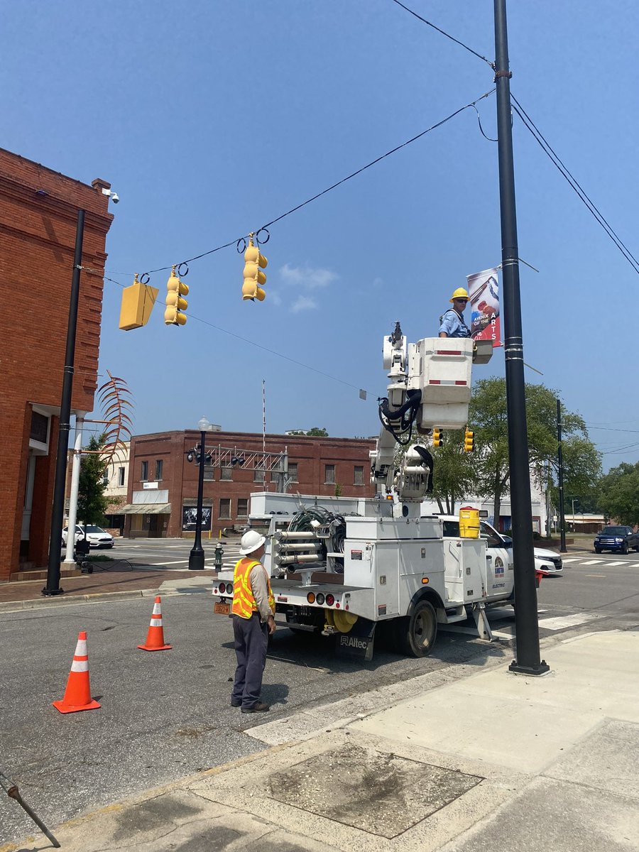 Electric team members installing new banners on Blount St for the wayfinding project for Downtown Kinston Revitalization.  A portion of this project was funded through a downtown Grant by our friends at <a href="/ElectriCitiesNC/">ElectriCities of NC</a>  #NCPublicPower #AvenueoftheArts