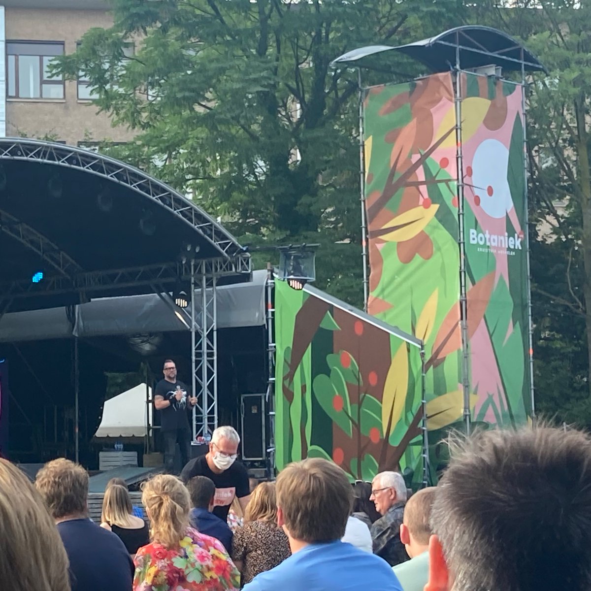 Slimdavy's tweet photo. ‘An evening with Alex Agnew’ mag dan wel een licht aangepaste ‘Be careful what you wish for’ zijn, het is gewoon zo goed dat ik gewoon nog een keer kapot ging van ‘t lachen.
#BotaniekLive https://t.co/3RuleNXhzU