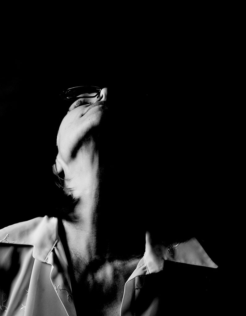 ANO07's tweet photo. "Look Up!" #lookup #blackandwhite #portrait #selfportrait #glasses #splitlighting #blackandwhitephotography #blackandwhitephoto #bnwphotography #bnw_captures #tbt #photography https://t.co/LfoHvRxifk