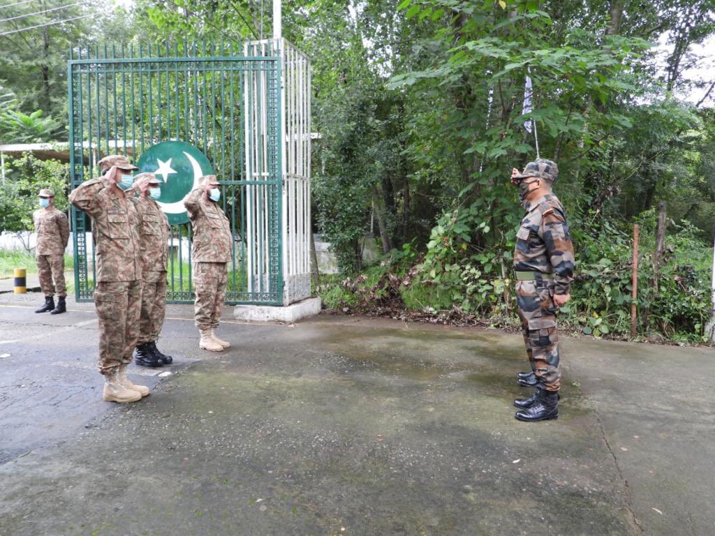 KingSiasi's tweet photo. #Pakistan_Army and #Indian_Army Deployed At The #Line_of_Control & At The International Border #Exchanged_Sweets on The Occasion of #EidAlAdha.
#EidAlAdha
#EidAdhaMubarak
#EidAlAdha2021 https://t.co/Gkp8X589ec