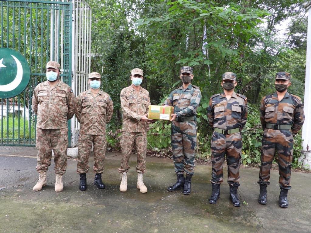 KingSiasi's tweet photo. #Pakistan_Army and #Indian_Army Deployed At The #Line_of_Control & At The International Border #Exchanged_Sweets on The Occasion of #EidAlAdha.
#EidAlAdha
#EidAdhaMubarak
#EidAlAdha2021 https://t.co/Gkp8X589ec