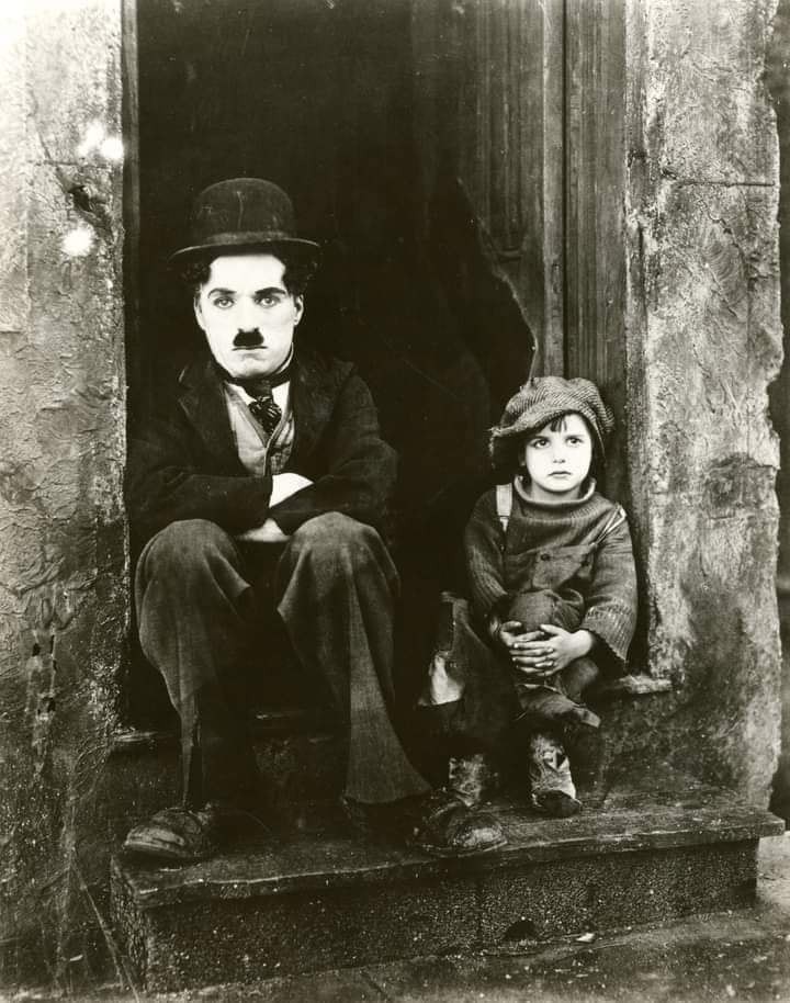 MundoPeliculas_'s tweet photo. ¿Sabias qué? 💡

El niño que aparece en la pelicula The Kid de Charlie Chaplin es Jackie Coogan, el mismo que interpreta al Tio Fester de Los Locos Addams 🎭 https://t.co/fvnHZZEvk2