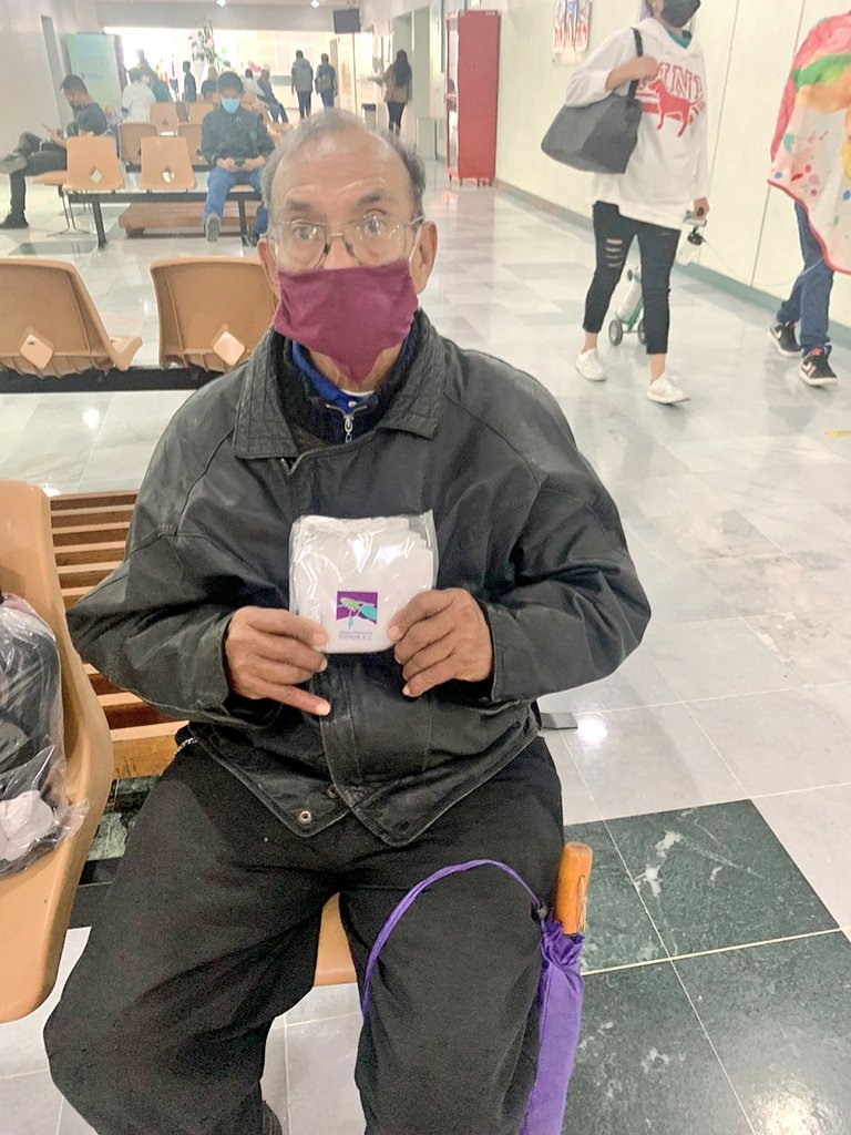 ApoyoIssemym's tweet photo. ¡Seguimos entregando mascarillas! #Gracias @Fundacion_ALMA, Fundación Jorge y Julieta Aziz A. C. y la iniciativa #LeEntro, por su apoyo. 
#CentroOncológicoEstatal
#CentroMédicoEcatepec 
#HospitalRegionalTlalnepantla 
#ClínicaConsultaExternaToluca 
@Issemym
#NoBajemosLaGuardia https://t.co/2fUCdmuyMc