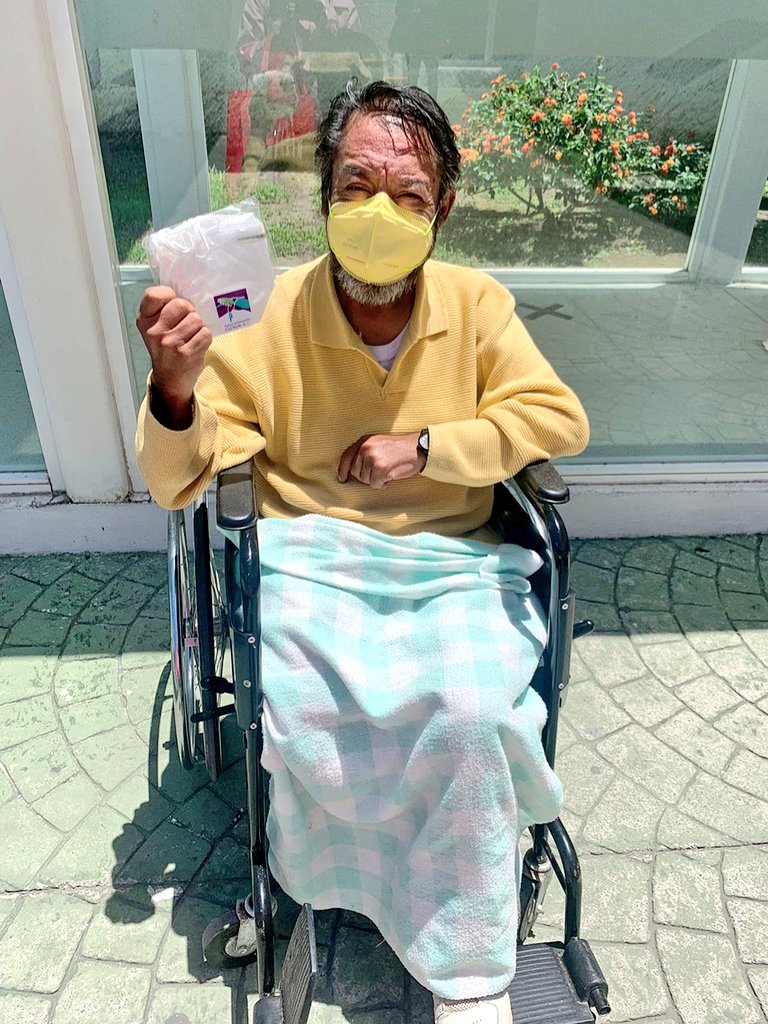 ApoyoIssemym's tweet photo. ¡Seguimos entregando mascarillas! #Gracias @Fundacion_ALMA, Fundación Jorge y Julieta Aziz A. C. y la iniciativa #LeEntro, por su apoyo. 
#CentroOncológicoEstatal
#CentroMédicoEcatepec 
#HospitalRegionalTlalnepantla 
#ClínicaConsultaExternaToluca 
@Issemym
#NoBajemosLaGuardia https://t.co/2fUCdmuyMc