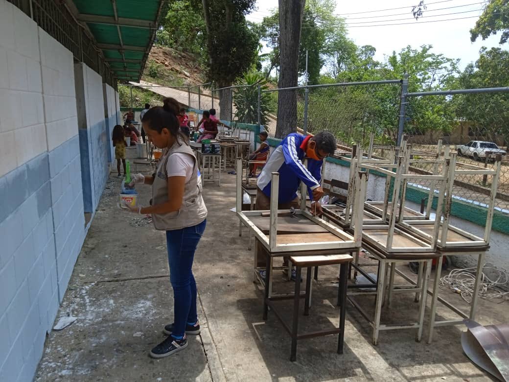 konecta2conNico's tweet photo. #ANZOÁTEGUI✅|| Con el apoyo de @ZEANZOATEGUI1, @SomosIncesVzla y comunidad educativa, realizamos jornada de aplicación de pintura y recuperación de mesas-sillas en Escuela La Laguna.

@MPPEDUCACION 
@eduardopiate2 

#VenezuelaProduce https://t.co/giD0flHug5