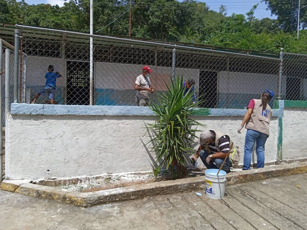 konecta2conNico's tweet photo. #ANZOÁTEGUI✅|| Con el apoyo de @ZEANZOATEGUI1, @SomosIncesVzla y comunidad educativa, realizamos jornada de aplicación de pintura y recuperación de mesas-sillas en Escuela La Laguna.

@MPPEDUCACION 
@eduardopiate2 

#VenezuelaProduce https://t.co/giD0flHug5