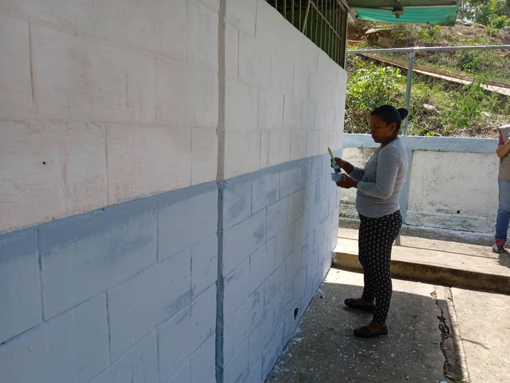 konecta2conNico's tweet photo. #ANZOÁTEGUI✅|| Con el apoyo de @ZEANZOATEGUI1, @SomosIncesVzla y comunidad educativa, realizamos jornada de aplicación de pintura y recuperación de mesas-sillas en Escuela La Laguna.

@MPPEDUCACION 
@eduardopiate2 

#VenezuelaProduce https://t.co/giD0flHug5