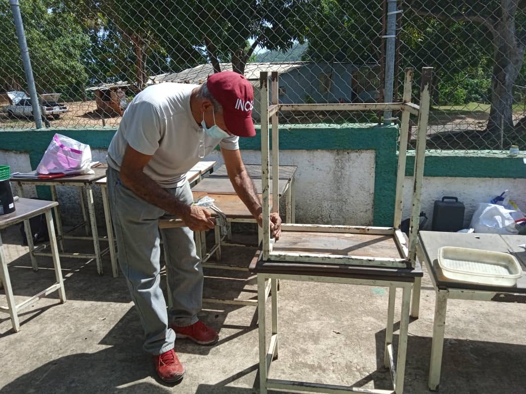 konecta2conNico's tweet photo. #ANZOÁTEGUI✅|| Con el apoyo de @ZEANZOATEGUI1, @SomosIncesVzla y comunidad educativa, realizamos jornada de aplicación de pintura y recuperación de mesas-sillas en Escuela La Laguna.

@MPPEDUCACION 
@eduardopiate2 

#VenezuelaProduce https://t.co/giD0flHug5