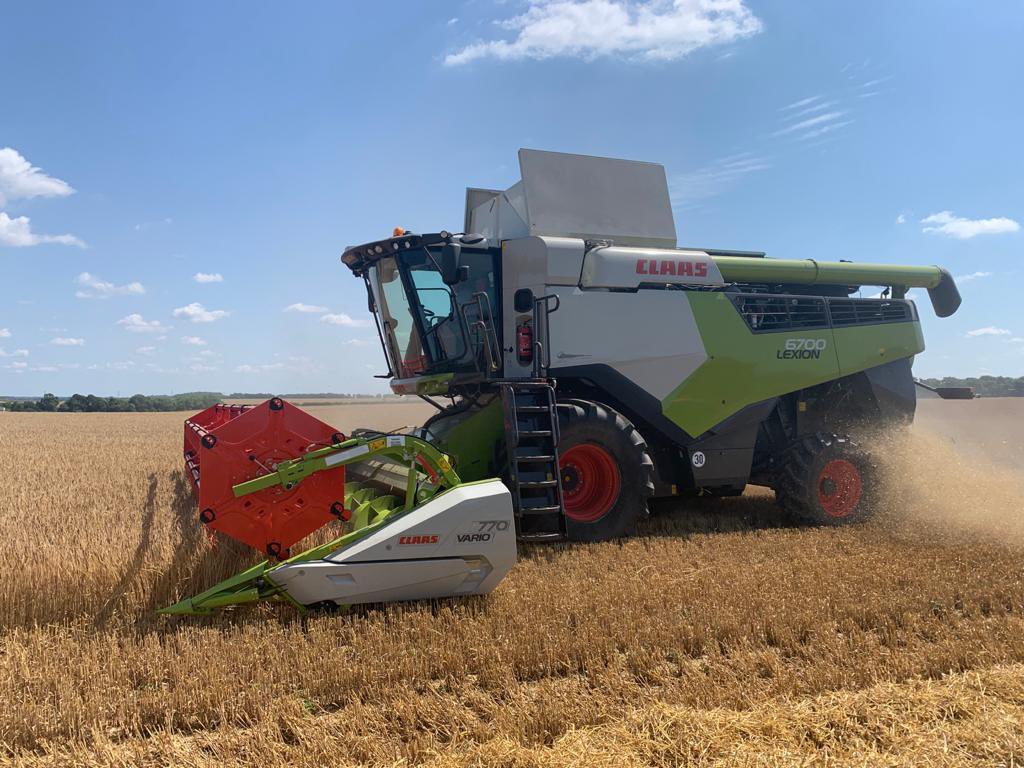 CLAAS_Eastern's tweet photo. 2 x #CLAAS #LEXION #Synflow 6700 set off this week by Philip Gandy Walker technology achieving 35 to 40 ton hr. in early Barley - great machines https://t.co/2eUIA2fvDu