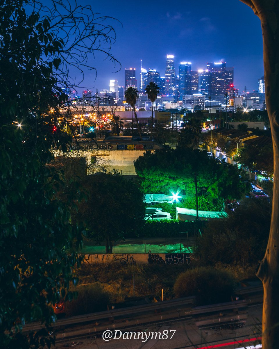 Trying a diff perspective... #teamCanon #sunset #travel_capture #moodytones #photography #dtla #moodyphotography #rooftopphotography #rooftops #sunsets #landscapephotography #depthobsessed #travelphotography #chasingrooftops #sunriseglow #depthoffield #rooftopviews #fwy #nature