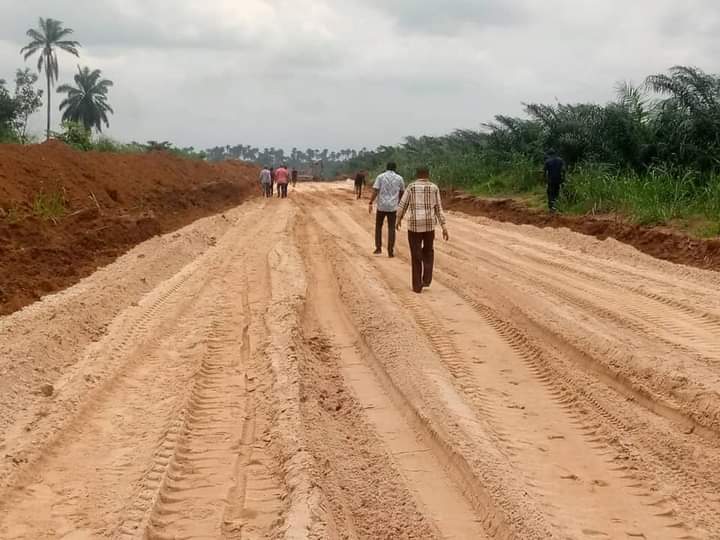 rsreportersng's tweet photo. Project inspection visit to Akpabu-Itu-Umudioga Road in Emuoha Local Government Area.
21/07/2021
_
_
Click the link on our bio or visit - https://t.co/bLgWqBdP74 for more.
Follow us for breaking news and videos. @riversstaterep
_
_
#RiversStateReporters #RSReporters https://t.co/LG8Y7AaoJP