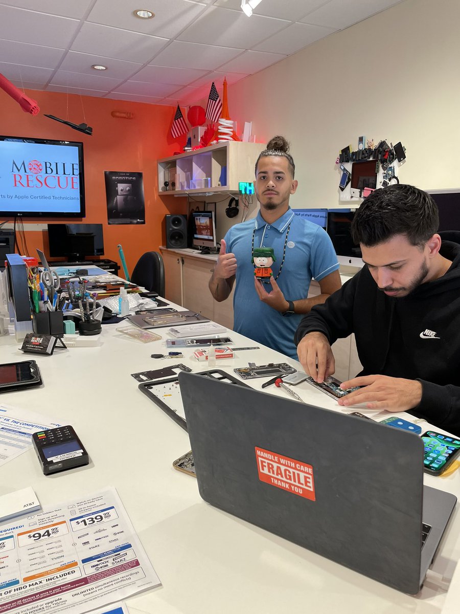 juanct1123's tweet image. Huge shout out to Alex from Mobile Rescue for allowing us to come into his business and talk to his customers about AT&amp;amp;T awesome promotions! #ourne #sigsquad #tableevent @RobertAlvCTatt @Robert_P_203 @D_Zargos