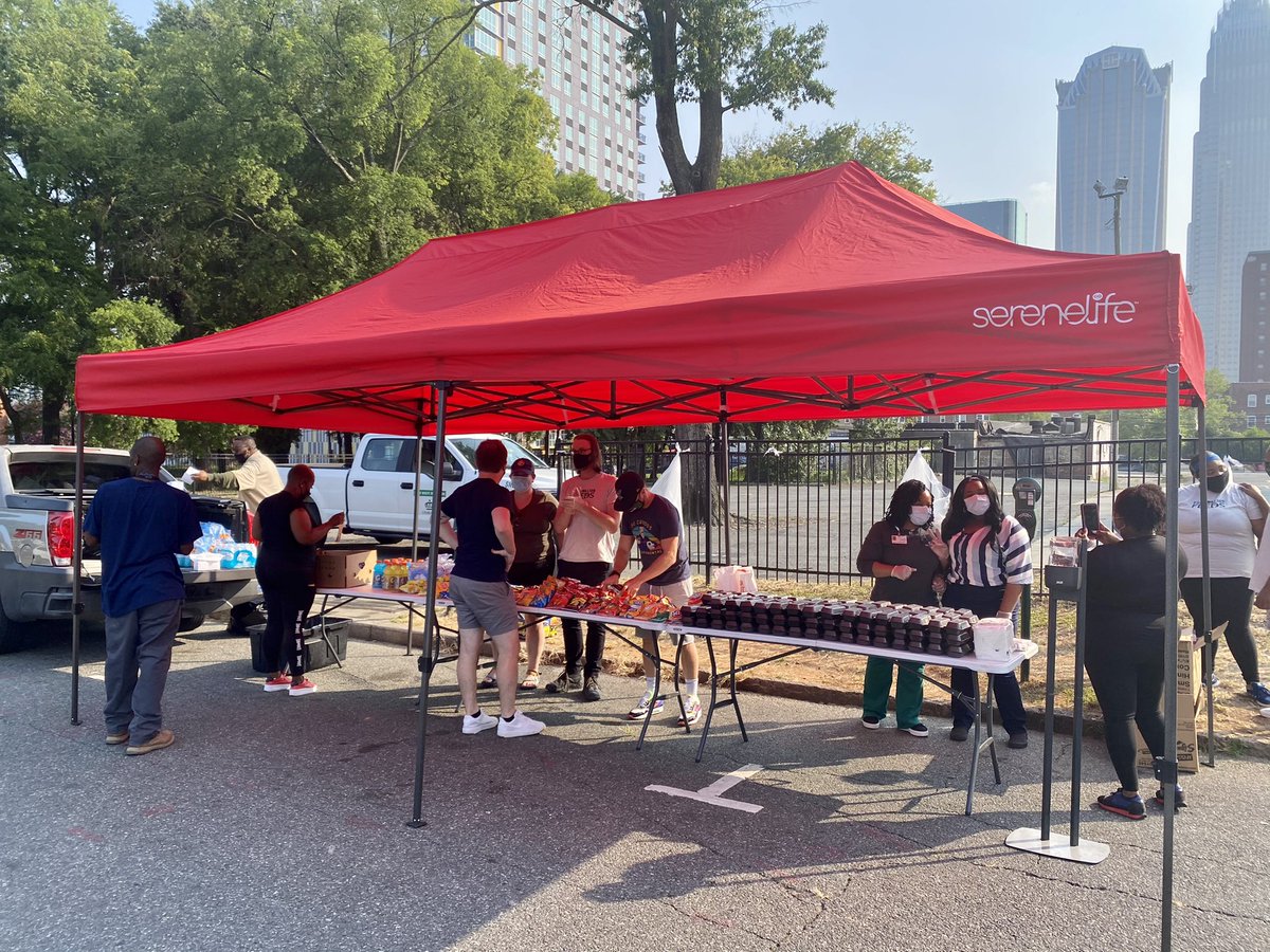 Wesley_Riley35's tweet photo. National Hot Dog day with Block Love with @hughrob13 @TheSoccerGoose @QC_Royals @FoodLion 501 days of BlockLove making sure food is available to those that need it in downtown Charlotte. Always leave with a huge smile on my face. #BlockLove #Community https://t.co/hKu61mnP3W