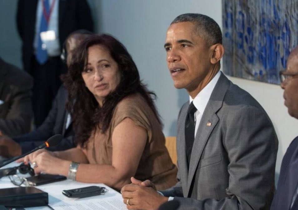 Miriam Celaya met with <a href="/BarackObama/">Barack Obama</a> when he visited #Cuba in 2016 to celebrate his “deal” with the regime

Five years later her 17 year old niece Amanda Celaya was arrested by the regime for recording the July 11th protests with her cellphone.

#CubaLibre