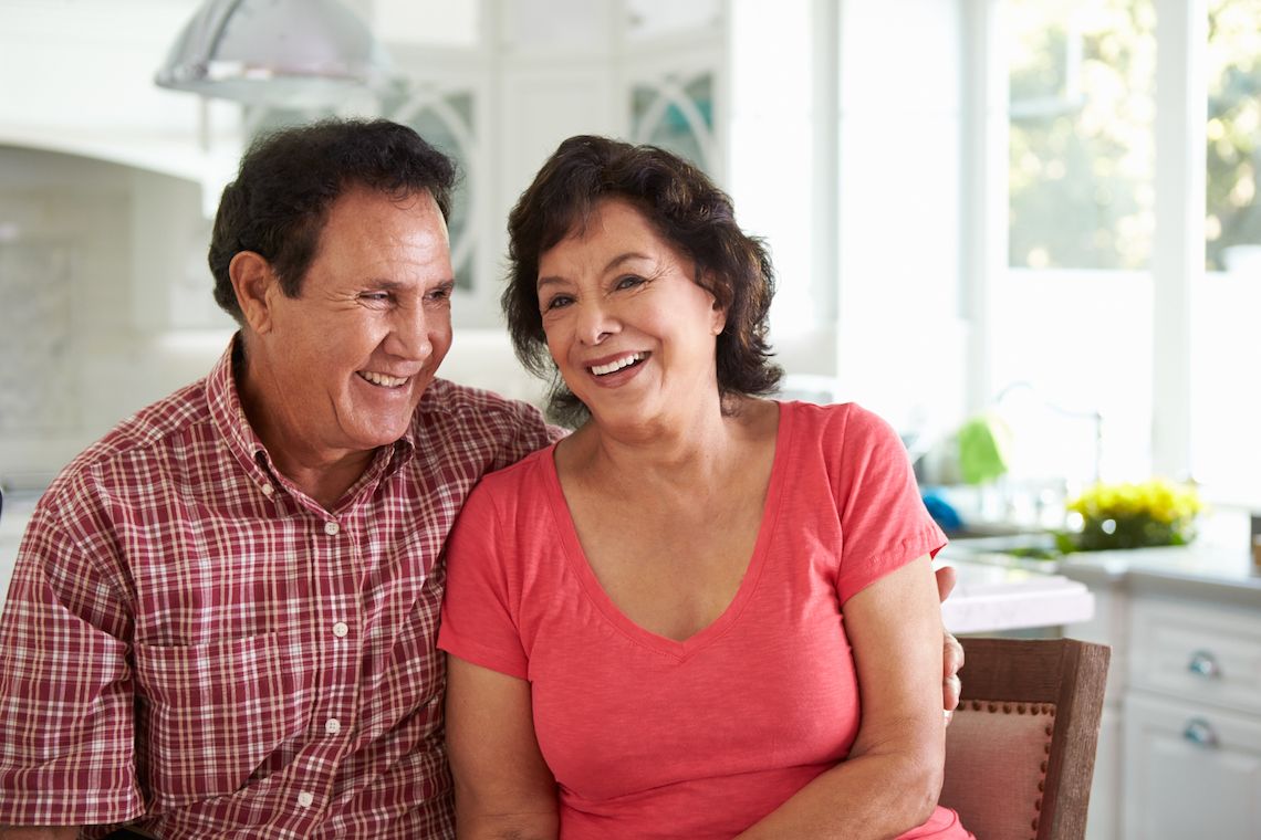 Роль старшей сестры в семье. Мужчина убирается. Старый мужчина в окружении семьи вк фото. Старшая сестра. Убирать со стола.