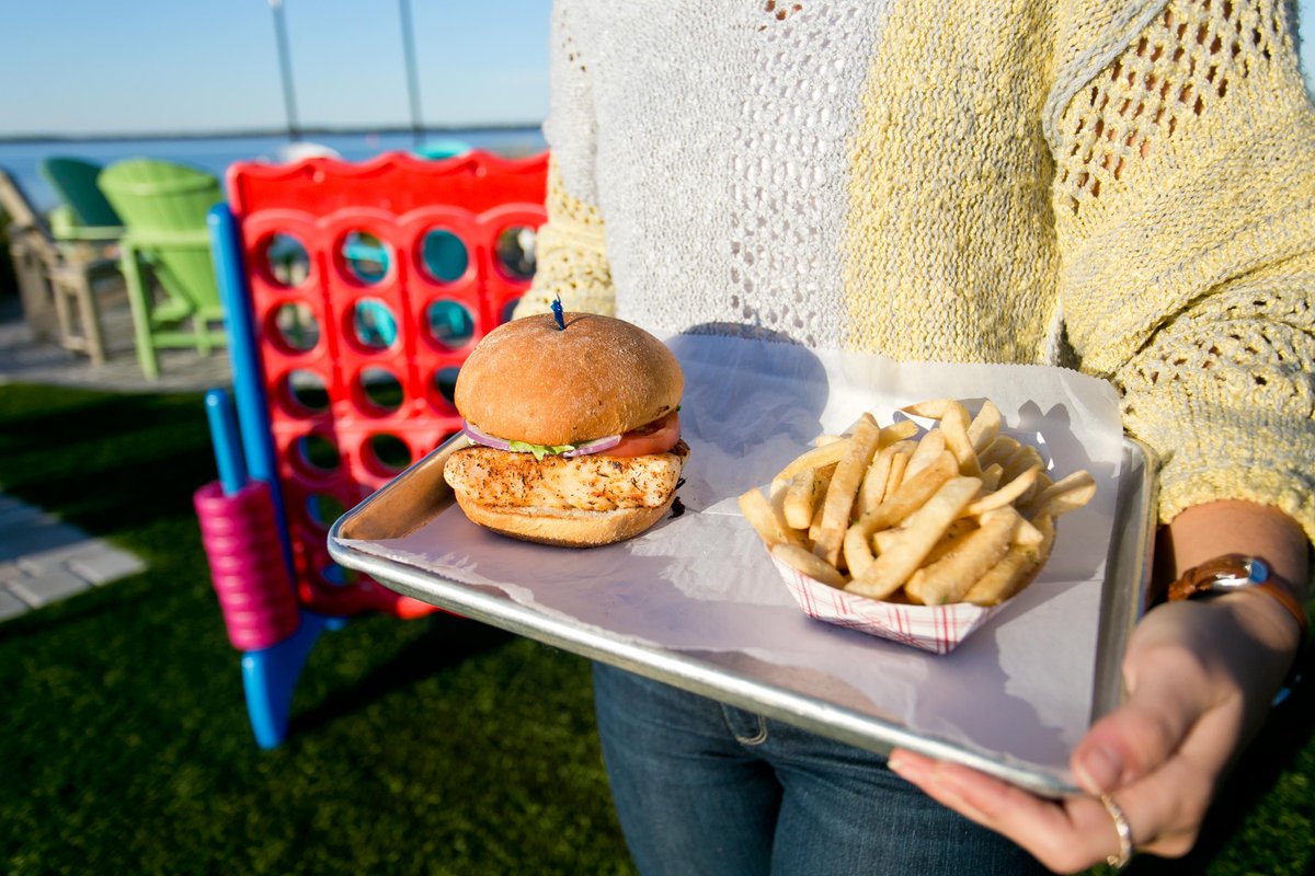 Everyday is Fry-Day at #RFBF and our fries pair perfectly with this fish sandwich! 😋🍟