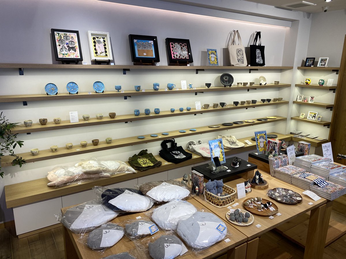 oribe_shimokita's tweet image. 【本日初日】開店前からしばらくバタバタしてましたが、ただいまお待たせせずにご覧いただけます。
#カレー沢薫『#ひとりでしにたい』第3巻発売記念
【みんなでいきたい３】by #KOROS feat.カレー沢薫