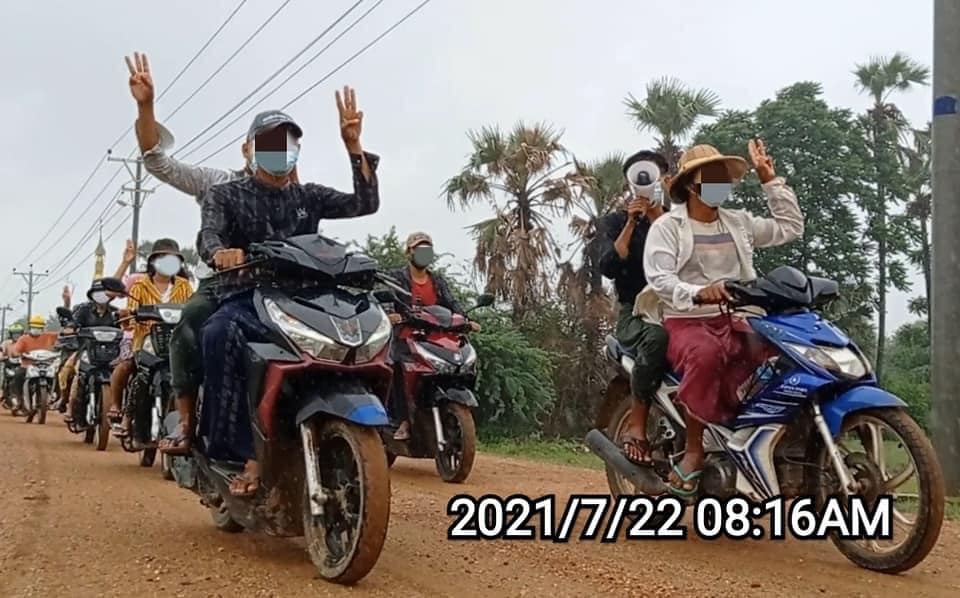 IrrawaddyNews's tweet photo. Educators and residents drove their motorbikes in a convoy to protest the military regime on Thursday in Myaing, Magwe Region. 
(Photo: BEGSC-Myaing) 
#WhatsHappeningInMyanmar https://t.co/gPgm0tFIwm