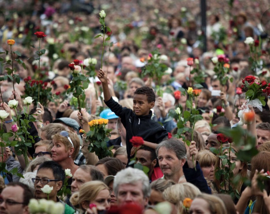 mbjorgum's tweet photo. 10 years ago today a right wing extremist murdered 77 people, most of them teenagers, in two terrorist attacks in Norway.

They are gone, but never forgotten.🌹

The ideology and rhetoric that inspired it should never be forgotten nor accepted.

#aldriglemme #22juli https://t.co/xWH4yuuNdq