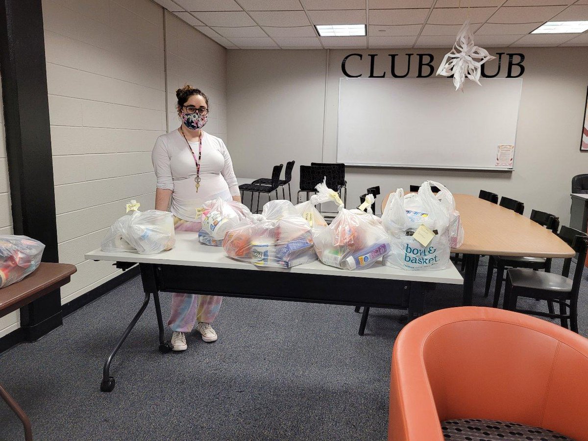 NJCampusCompact's tweet photo. Changebuilder Jaime Harris (@Jaime_Elyse) taking the time to volunteer at the Pioneer Food Pantry @wpunj_edu to help package and give out crucial pantry orders to students.
#WhoWeAreNJCC10 #VolunteerNJ #studentlife #NeJ #Campuscompact #HigherEducation #foodpantry #volunteer https://t.co/QXyHXQnk5u