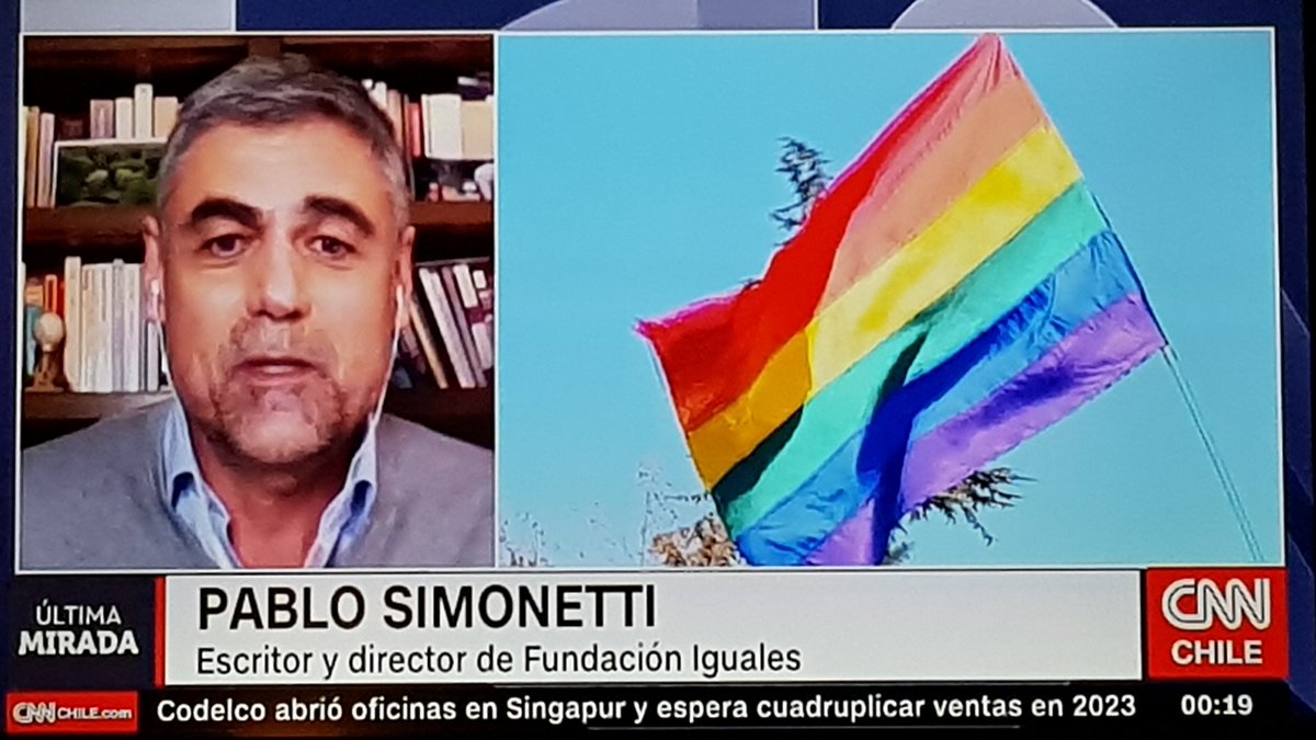 Escuchando muy atento a <a href="/pablosimonetti/">Pablo Simonetti</a> junto a @fernandopaulsen a través de <a href="/CNNChile/">CNN Chile</a> en #UltimaMirada #MatrimonioIgualitario