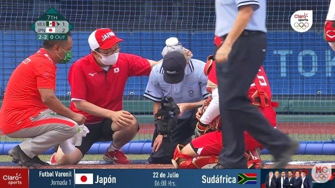 DaniPiloni's tweet photo. ⚾ El duelo entre #Japón y #México se suspende unos minutos en su 7ª entrada.
💥 Una pelota rozó el bate de Suzannah Brookshire e impactó a la referi Frankie Billingsley 🇨🇦 detrás del plato. #Sobate #Sóftbol #Tokyo2020 https://t.co/D0317w43v1