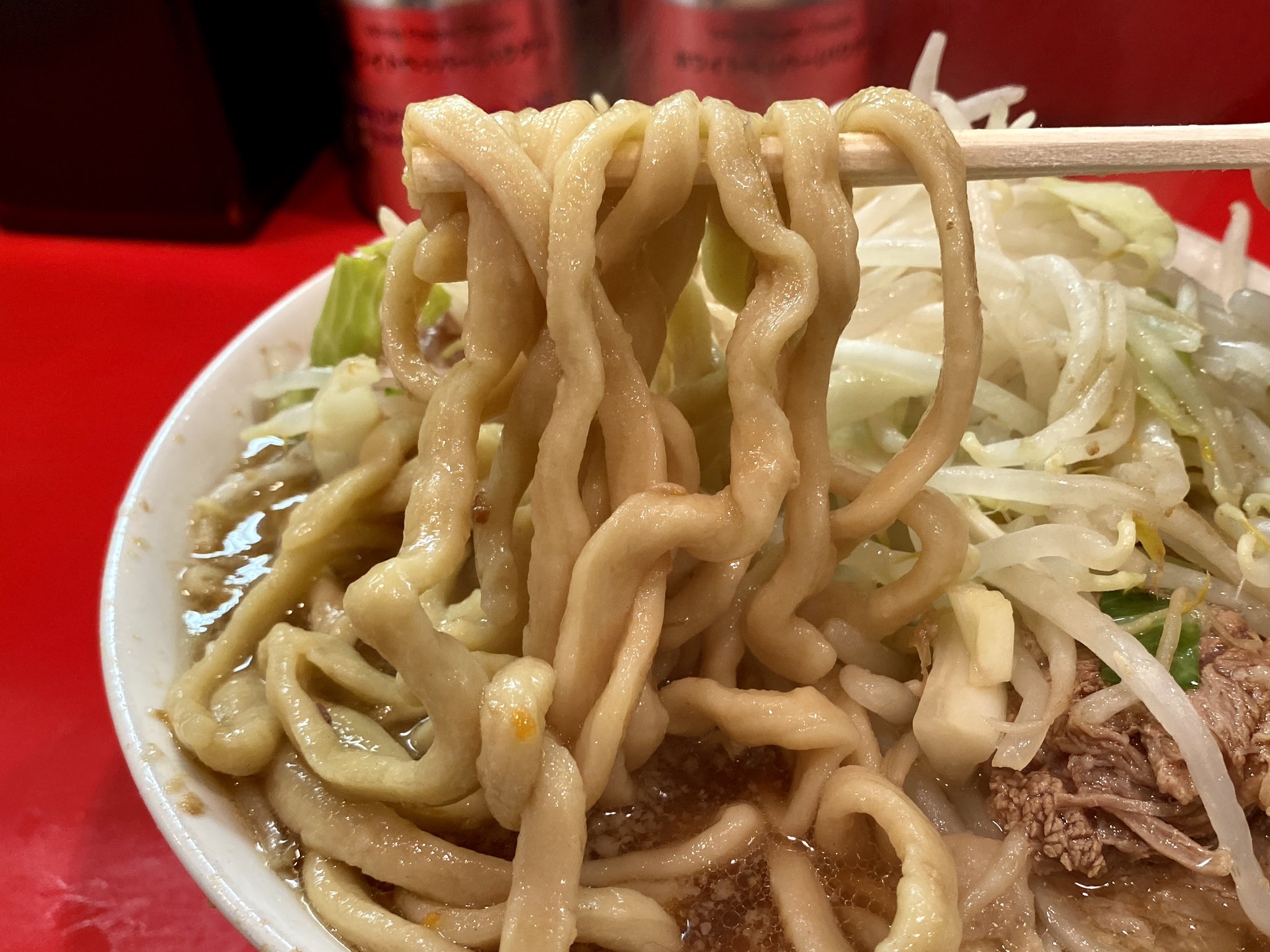 Hi Snow 遠征行きたい ラーメン二郎 八王子野猿街道店2 京王堀之内 小ラーメン 麺少なめニンニクアブラ 790円 6月下旬の昼シャッター ブレたのかな めちゃ濃厚なんだけどかなりしょっぱーだった 麺のカタメでちょい好みから外れるかな 前週の