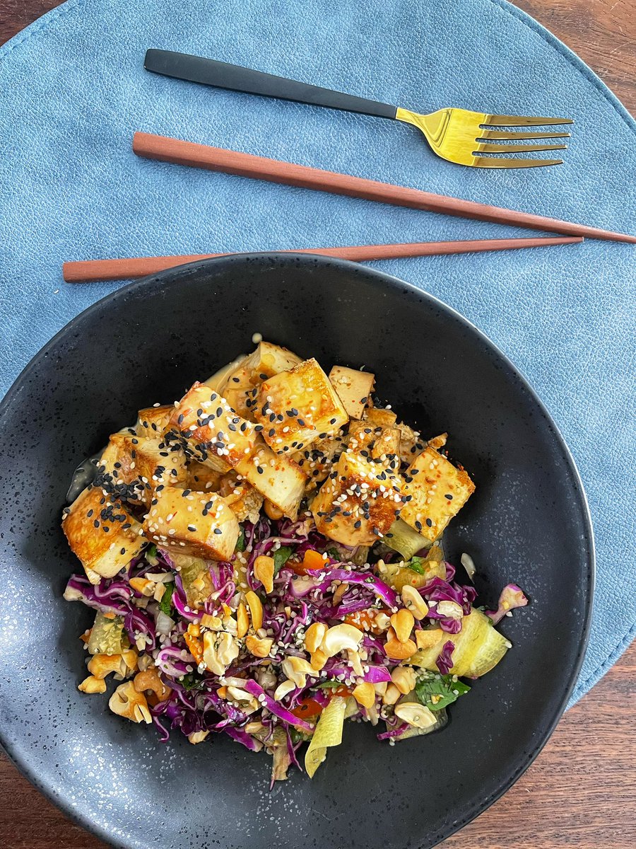 RickMatharu's tweet image. Cabbage, peppers, shallots, cashews, hemp seeds, ribboned carrots, herbs from our rooftop garden, all tossed in a simple soya-vinegar-sesame oil-garlic-chilli-honey dressing. All organic, all just perfect!