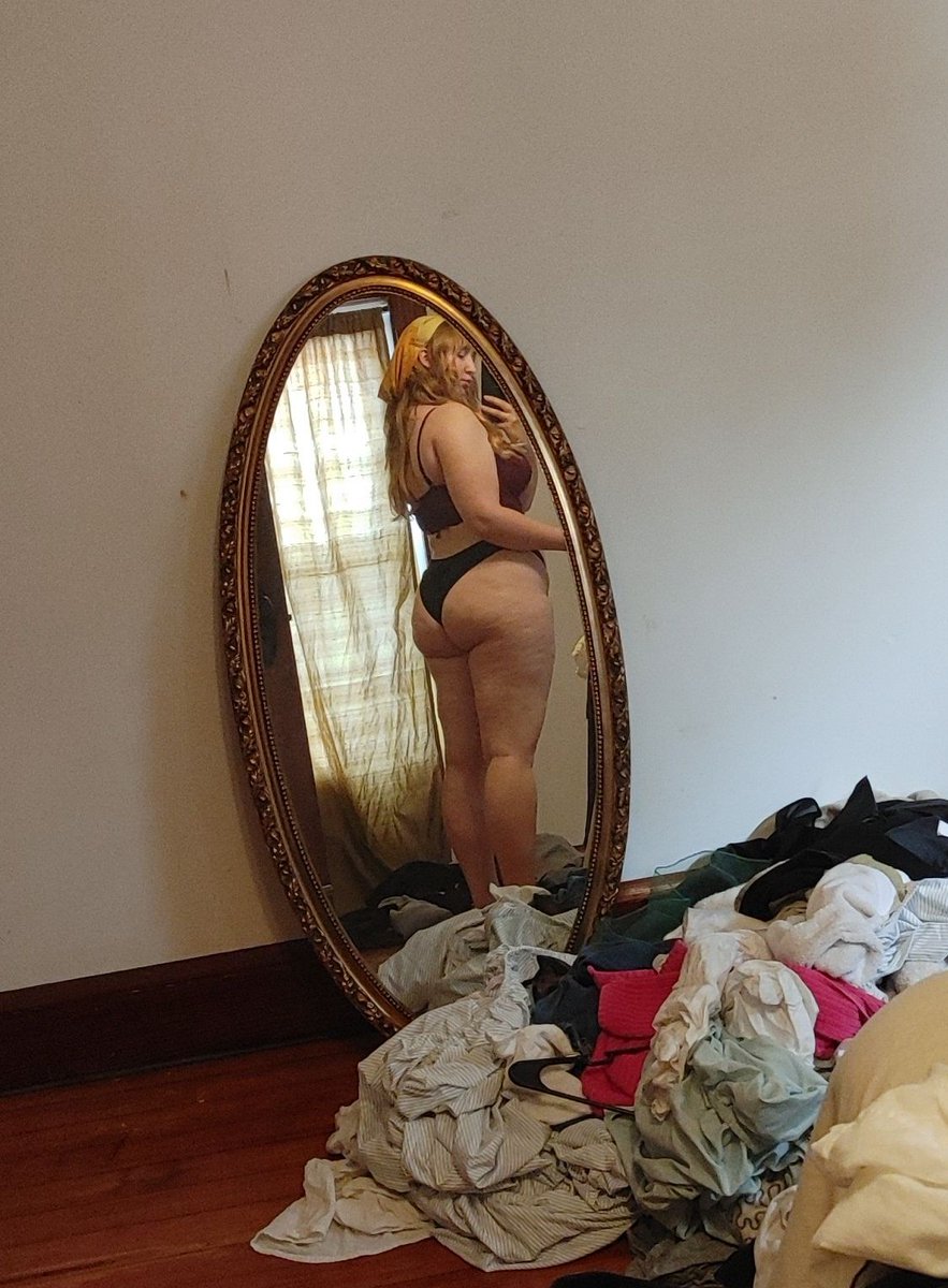 deadthenwhat's tweet photo. planning vacation outfits, tearing the closet up tonight😤💘 https://t.co/uxrbx0hBl8