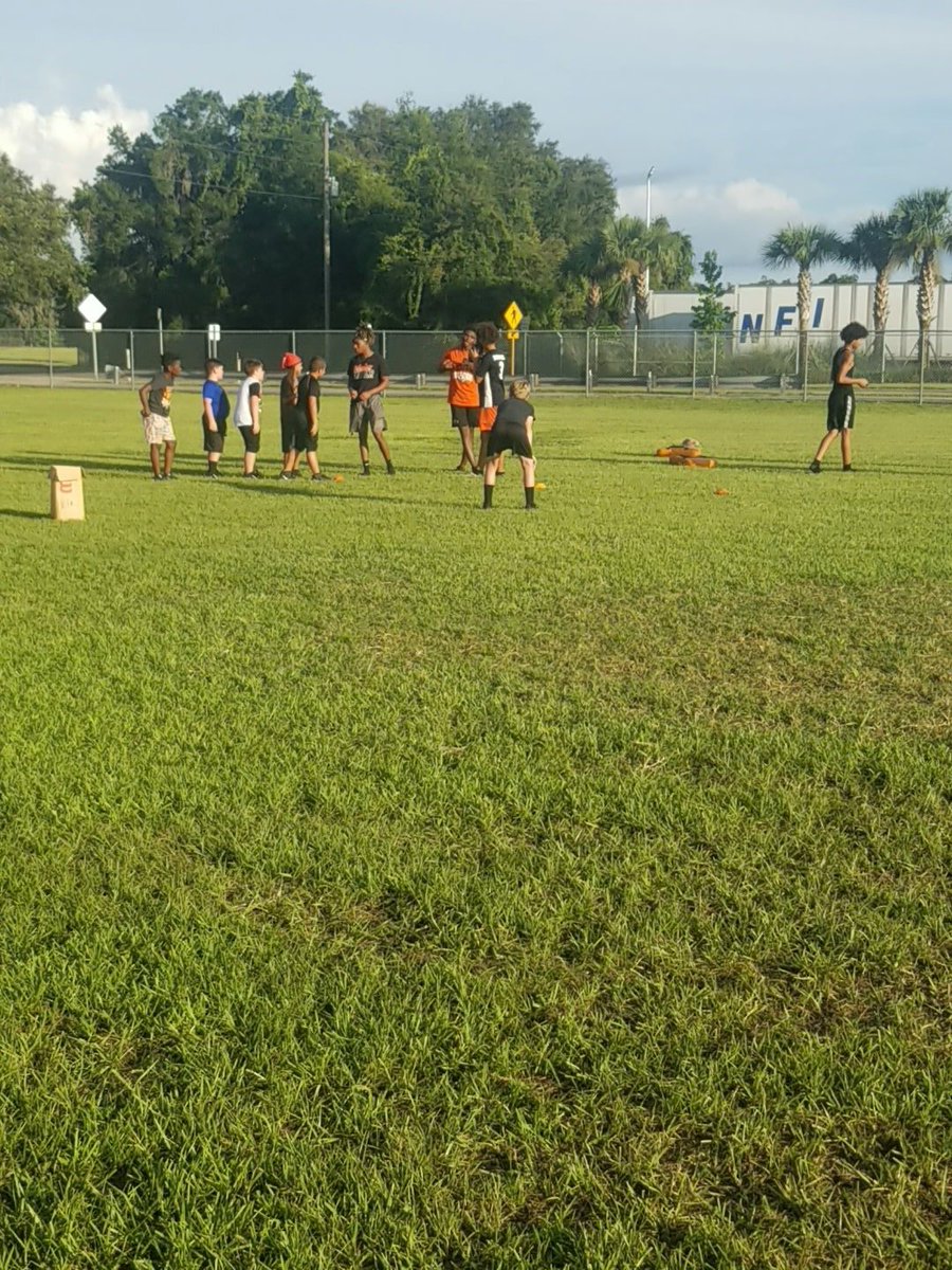 Thank you to our ZHS Bulldogs for a great practice and partnership with Zephyrhills Athletic league tonight! That was fun to watch and the 1 on 1 competition! #competitiveexcellence @damien_pickett