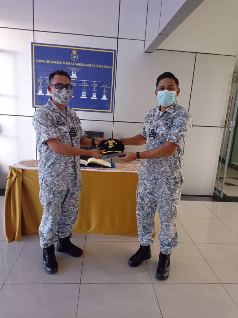 MkPKKTLDM's tweet photo. Komander Pangkalan, P/Kept @zaman2668 TLDM menerima Kunjungan Hormat daripada Pegawai Memerintah BM5, Kdr Rusmanizam bin Ismail TLDM. https://t.co/6WPIt0GR3n