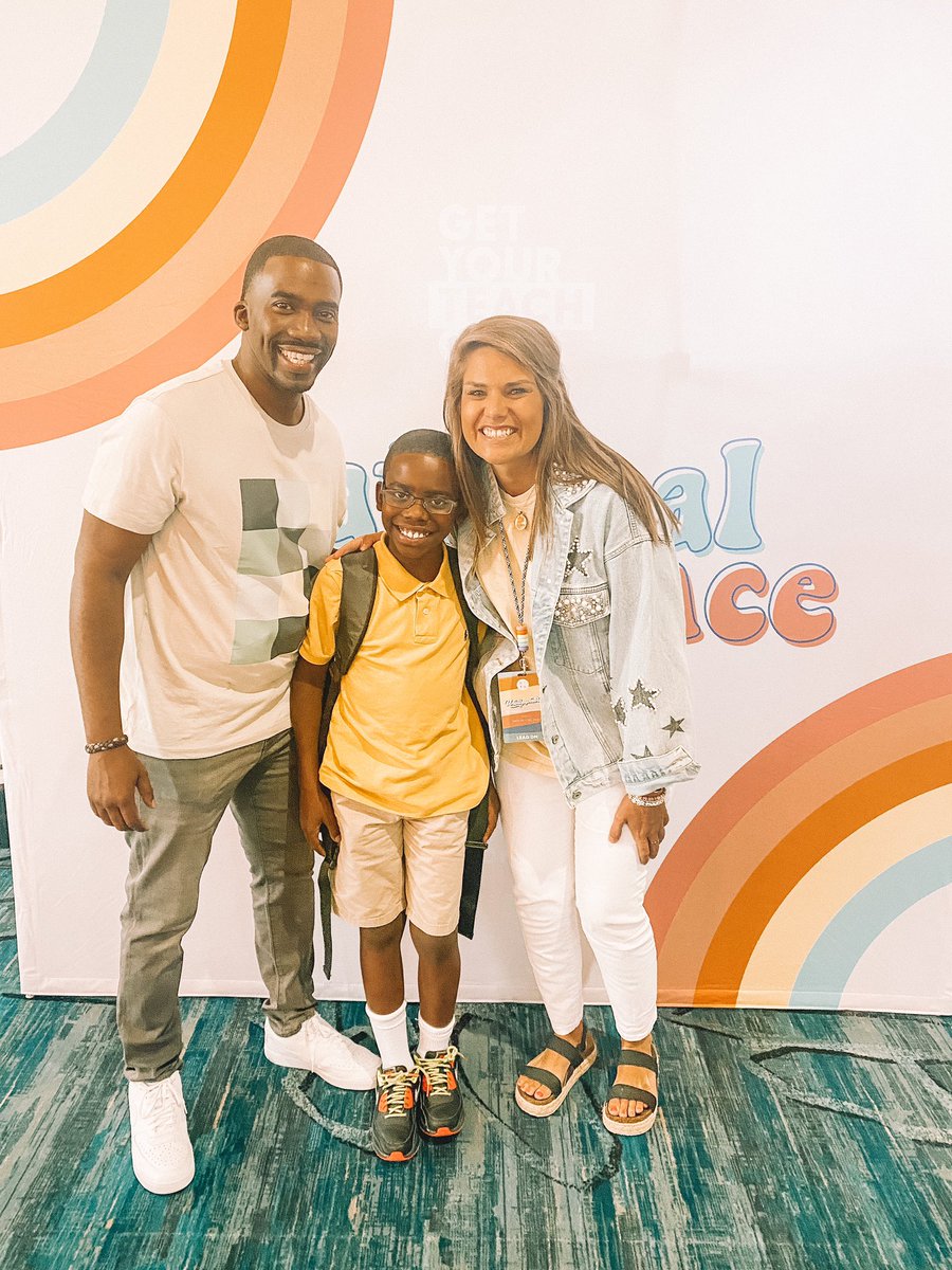 levyslearners's tweet photo. @haywardrjean 

Such a pleasure to meet you today and hear your keynote! Thank you for sharing your passion with us! 🤗🤗

@getyourteachon #GYTOxOrlando https://t.co/hYchuZCe3k