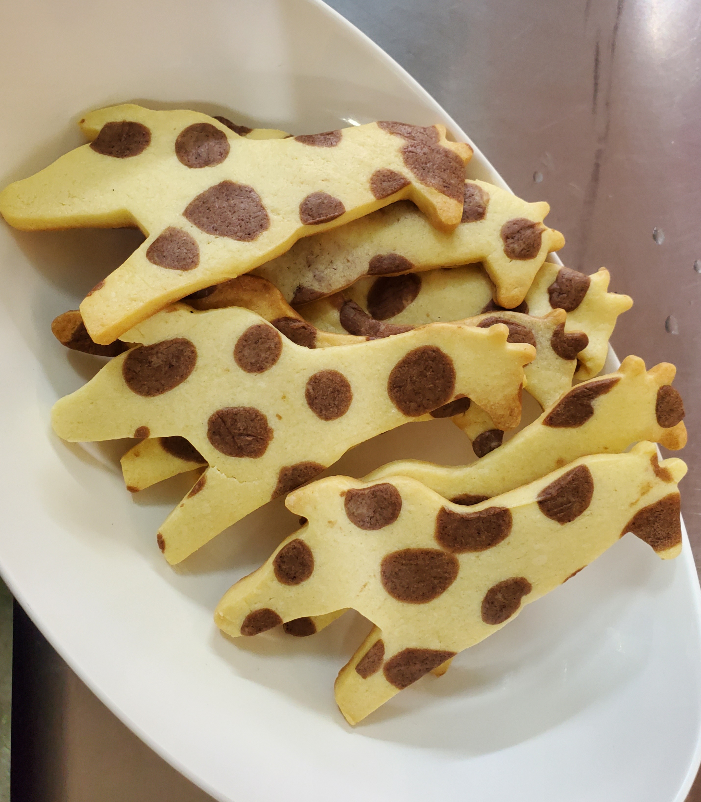 Twitter 上的 盛岡市動物公園 Zoomo 7月22日 木 祝 のキリン の ユン 歓迎会当日限定で Zoomo食堂にて1800円以上お買い上げいただいた方に手作りキリンクッキーをプレゼントします Zoomo Shopには キリンコーナーも設置中 キリンの実物の足跡から作った足跡グッズも