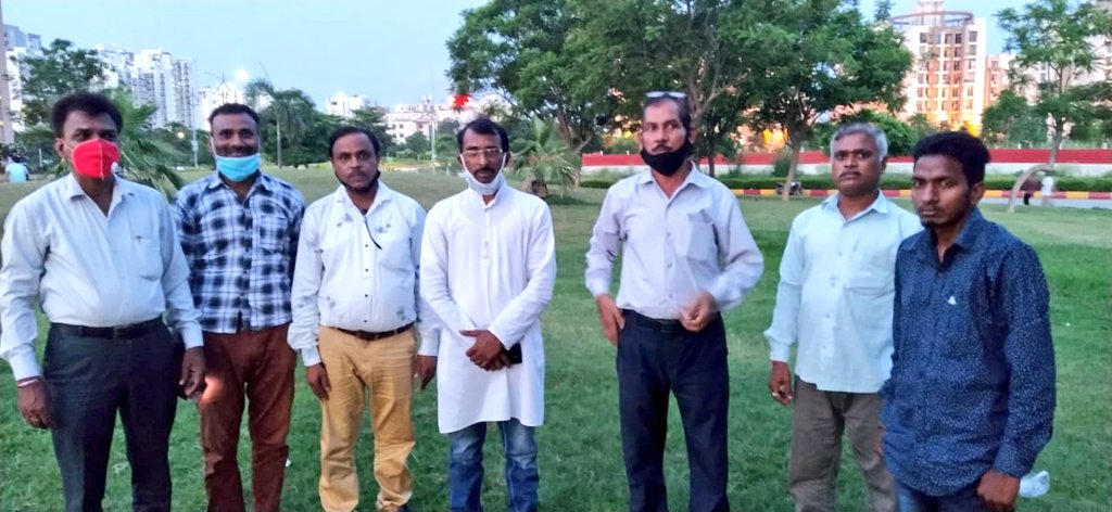 Arvindsirlko's tweet image. आपके देश का धन चंद लोगों की मुट्ठी में कैद हो रहा है। इसे आपको बेहतर तरीके से समझना होगा, हक व अधिकार के लिए लड़ना होगा। जिसमें आपकी जिम्मेदारी अहम है, अन्यथा किचन से लेकर खेत खलिहान तक सब पर #पूंजीपतियों का कब्जा होगा।
#Privatizationgoback