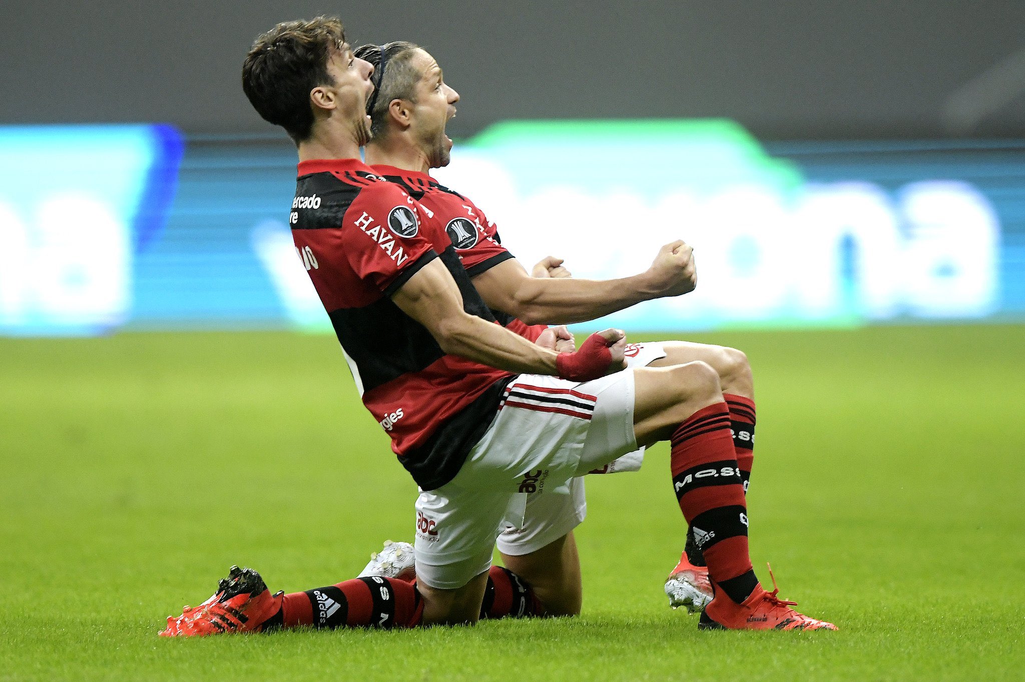 Fla Galaxy A Comemoracao Do Rodrigo Caio Com O Diego T Co Pgw0b Twitter