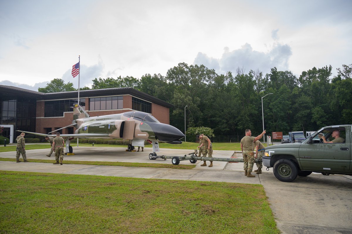 #behindthescenes look at Team JSTARS setting up a vintage #f4phantomII static display to represent our past lineage flying the #jets as the former 116th Tactical Fighter Wing. #airpower tinyurl.com/4rfj5jk7 <a href="/AirNatlGuard/">Air National Guard</a>