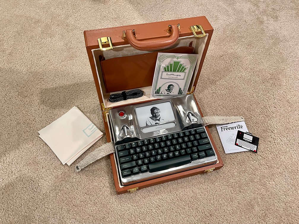 billloguidice's tweet photo. Unboxing The Ernest Hemingway Freewrite Signature Edition from @Astrohaus - The Ultimate Writing Indulgence #Hemingwrite #Freewrite #Hemingway #Writer #Writing #Unboxing #Video
https://t.co/lazavIzRxh https://t.co/Qgm96oB9b9